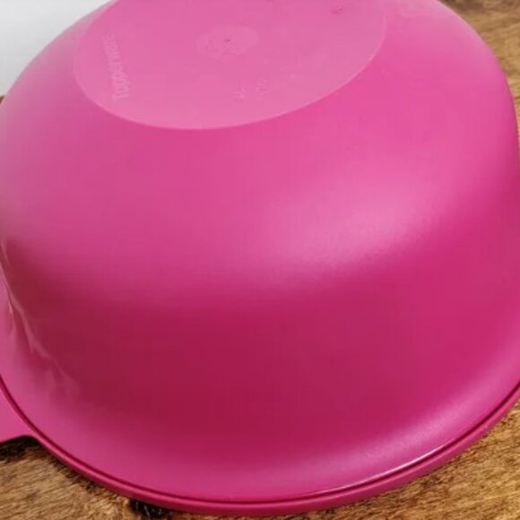 Tupperware Aloha Bowl 17 Cups Medium Flat Bottom Mixing Serving Bowl Radish Pink - Picture 4 of 4